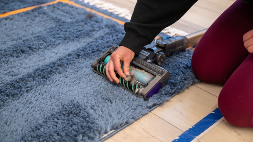 shark powerdetect cordless - our tester pulls a clump of pet hair out from the brushroll tines...