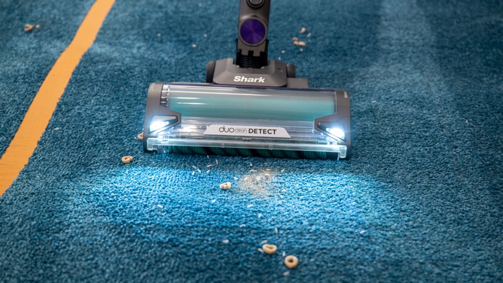 shark powerdetect cordless - the powerdetect in action, hunting down rice and cheerios.