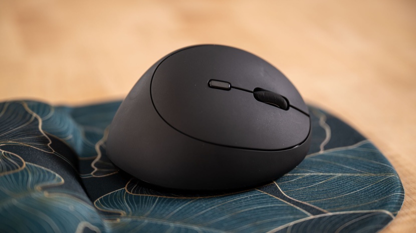wireless mouse - we counted the buttons on every mouse and noted if they came with...