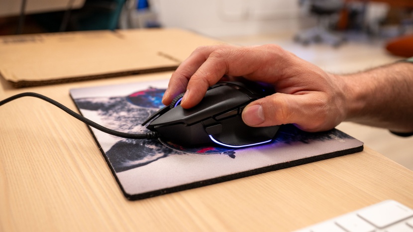 razer basilisk v3 35k - a fingertip grip is entirely possible, but it means neglecting the...