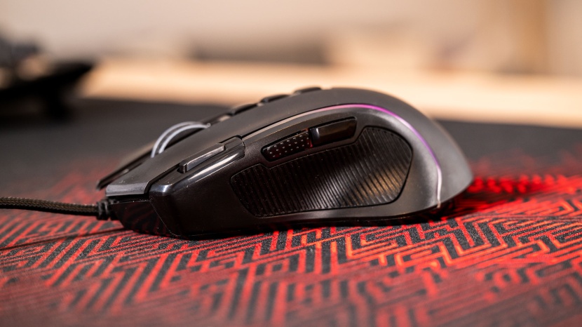 redragon m612 predator rgb - the rubberized thumb grip gives this budget mouse a very premium feel.
