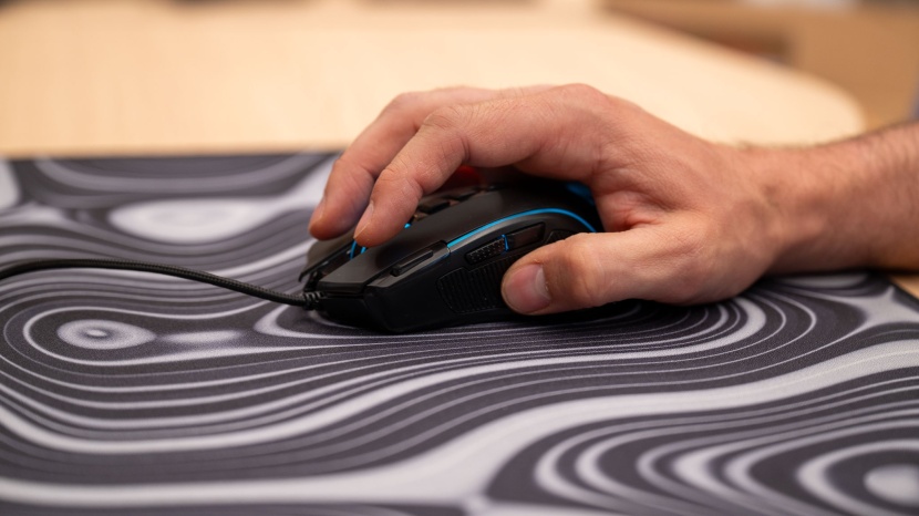 gaming mouse - if there were a gaming mouse with the predator&#039;s size/shape at half...