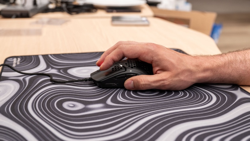 hyperx pulsefire haste - we had no problems manipulating the mouse with just our fingertips...