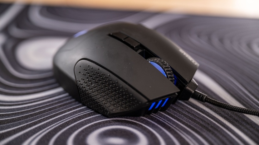 corsair scimitar rgb elite - we welcomed the extra comfort from the textured areas of this mouse...