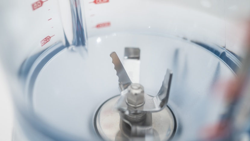 breville 3x bluicer pro - the blades in the blending pitcher are raised and easy enough to...