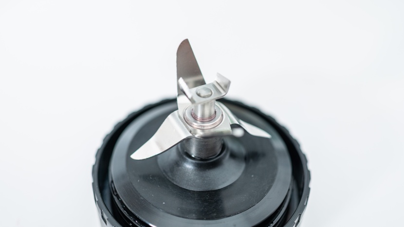 ninja fit compact - the blades are exposed and easy to clean. the threaded screw area is...