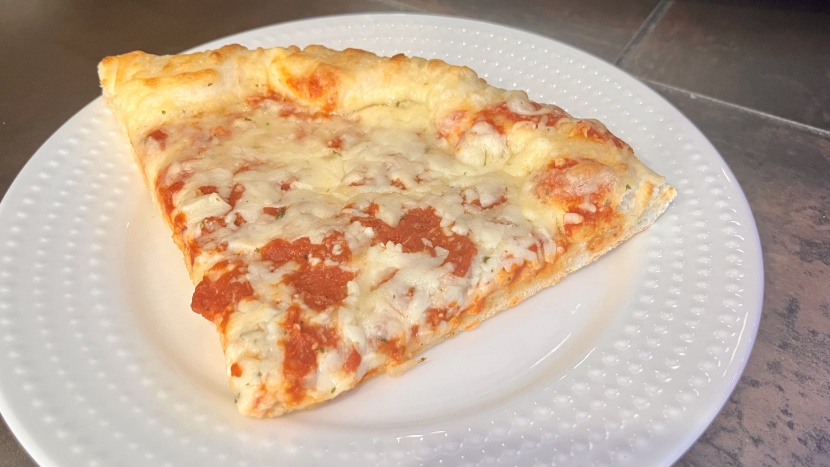 farberware 700w 0.7 cu ft - i enjoyed this nicely warmed leftover slice.