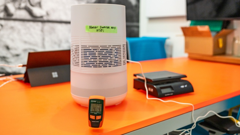 blueair invisiblemist h35i - measuring relative humidity in our lab.