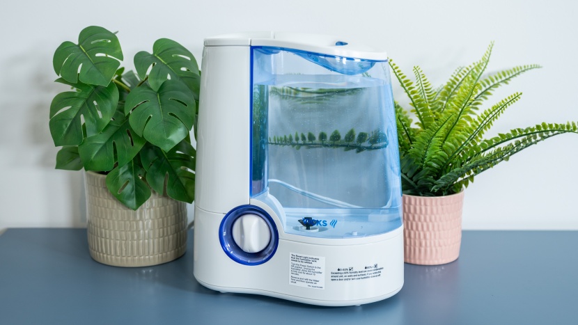 humidifier - the vicks 745 is a warm mist machine that is ideal for medium rooms.