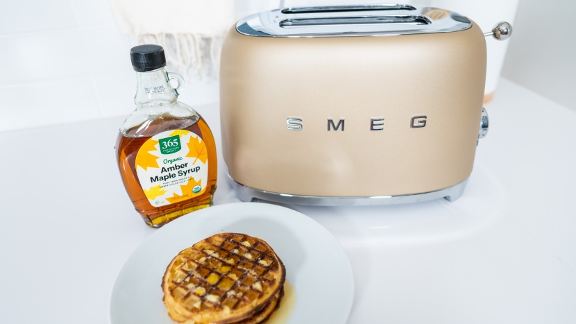 smeg 2-slice - the smeg toaster quickly heated frozen waffles and gave it that...