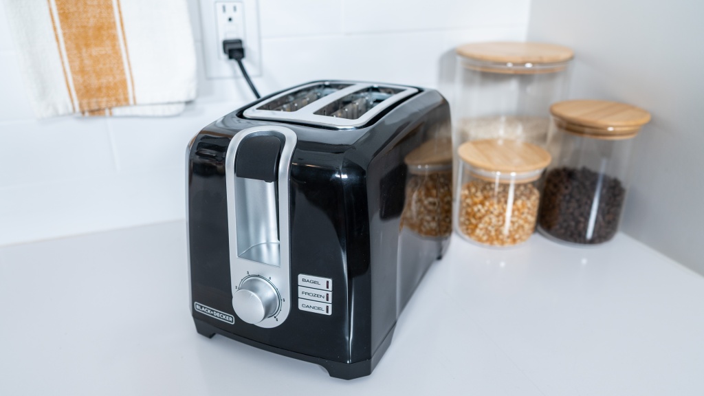 black+decker 2-slice t2569b - the black+decker 2-slice is a basic-looking toaster that performs...