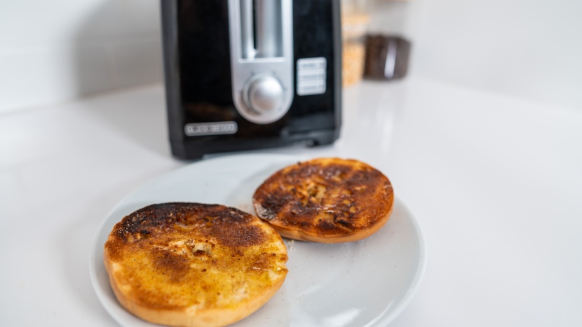 black+decker 2-slice t2569b - the edges occassionally showed inconsistent toasting on bagel.