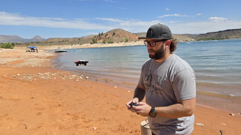 holystone hs210 - the holystone hs210 has a built-in gyro that helps it to stay level...