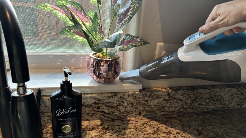 the black &amp; decker hhvi315jo42 is a great vacuum for those on a...