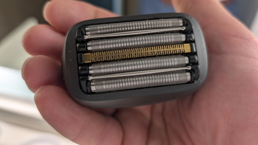 panasonic arc5 palm-sized - a close up glimpse at the five-blade system: four foil blades...