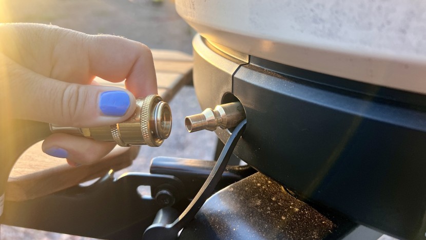 gozney arc - the quick-connect nozzled on the propane hose is a nice touch.