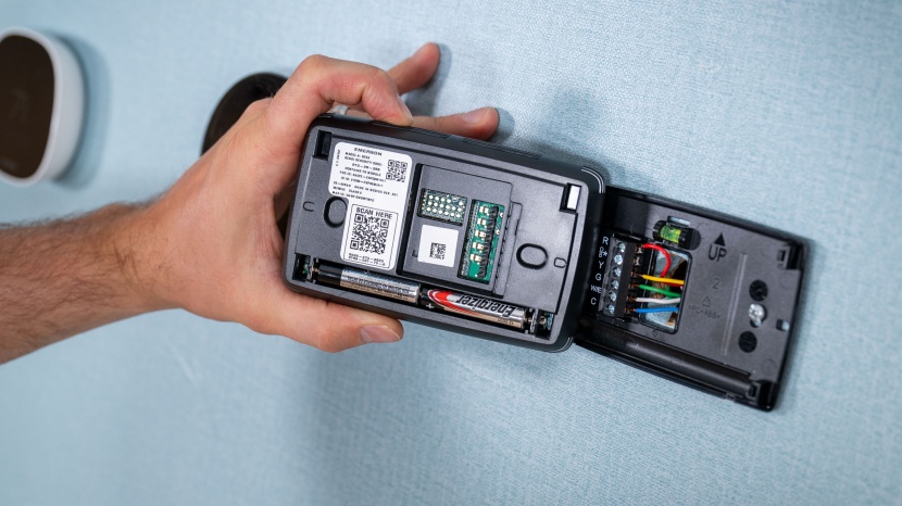 sensi lite smart - the sensi lite smart thermostat comes with batteries and doesn't...