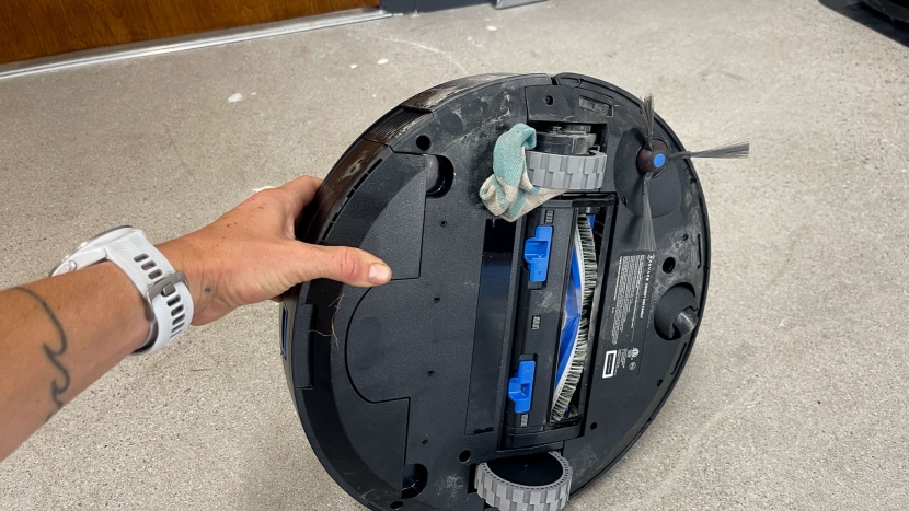 ecovacs deebot n20 pro - small objects like socks got wrapped up in the ecovacs n20 pro.