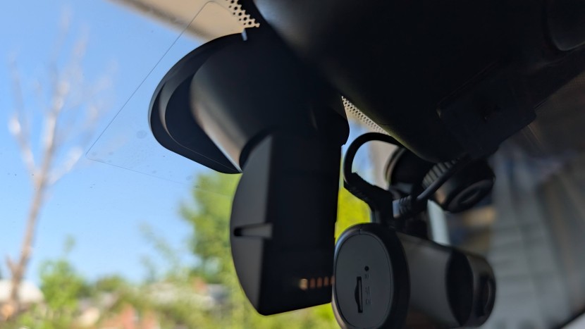 vantrue n4 pro dual - the mount is a two piece affair, for some reason.