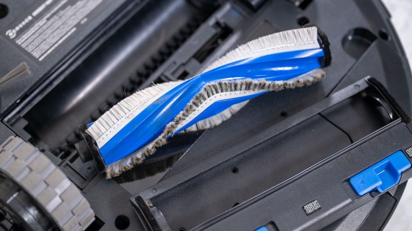 the ecovacs deebot n20 pro brush roller is angled.