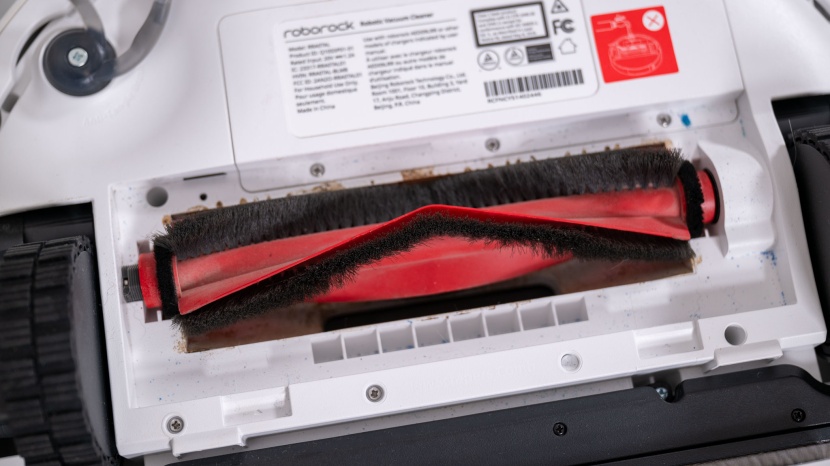 roborock q10 s5+ - luckily, the brush roller remains free of hair for the most part.