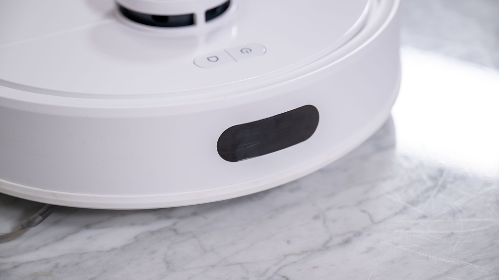 roborock q7 m5+ - two simple buttons make the roborock q7 m5+ easy to operate.