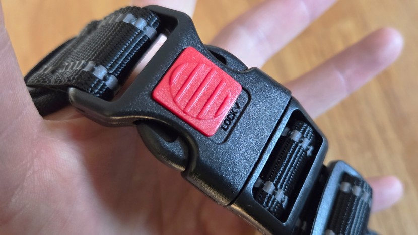 the poypet no-pull includes a handle, as well as reflective webbing...