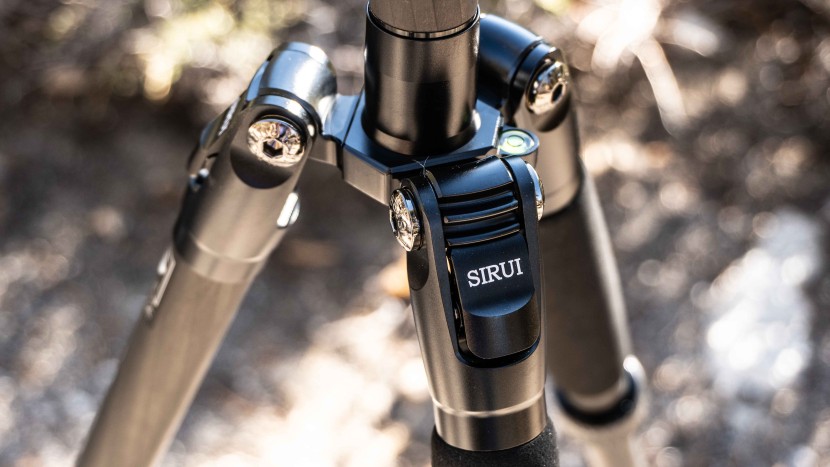 tripod - lockable shoulder joints allow you to flip out the legs for a...