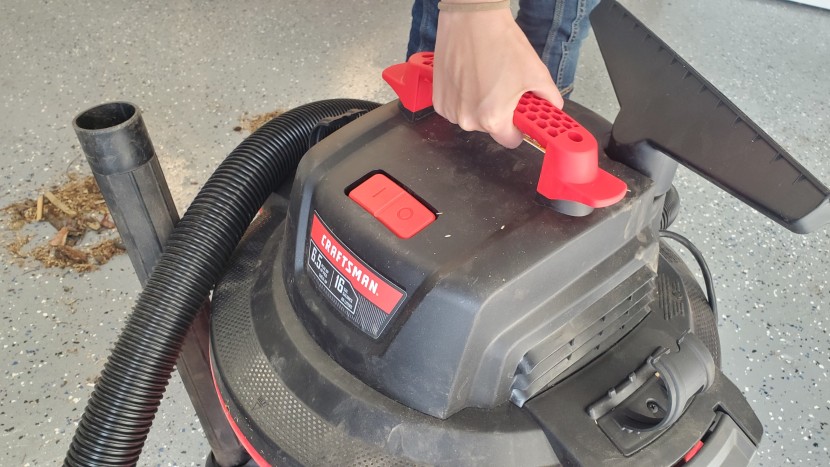 craftsman 16-gallon - the thick handle made for a good grasp to make it easier to carry...