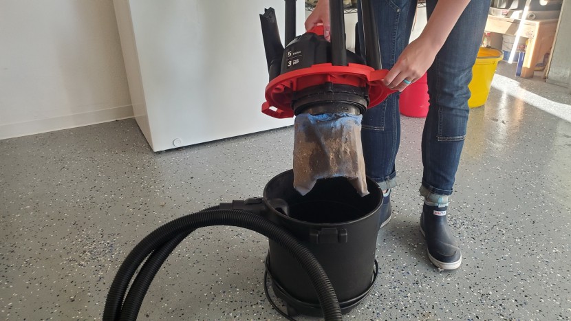 dirt devil 5-gallon - the cloth filter is easy to install, remove, and is washable.