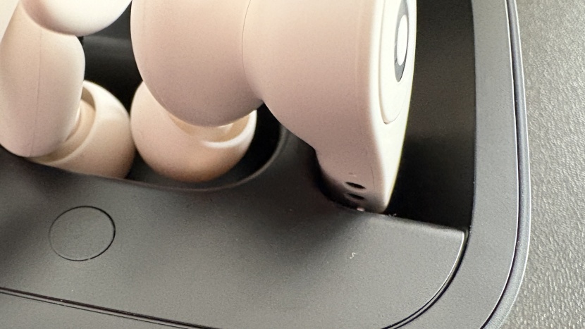 beats by dre powerbeats pro - the charging pins on the dre don't automatically line up with the...