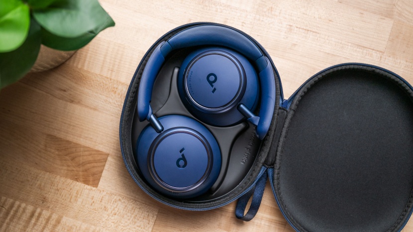 soundcore space q45 - the space q45 comes with a lovely carrying case.