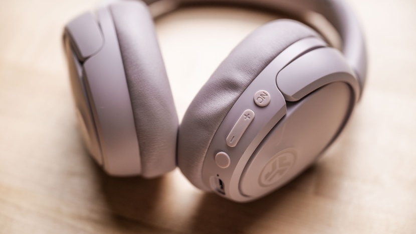 the buttons on the jbuds earcup are easy to use.