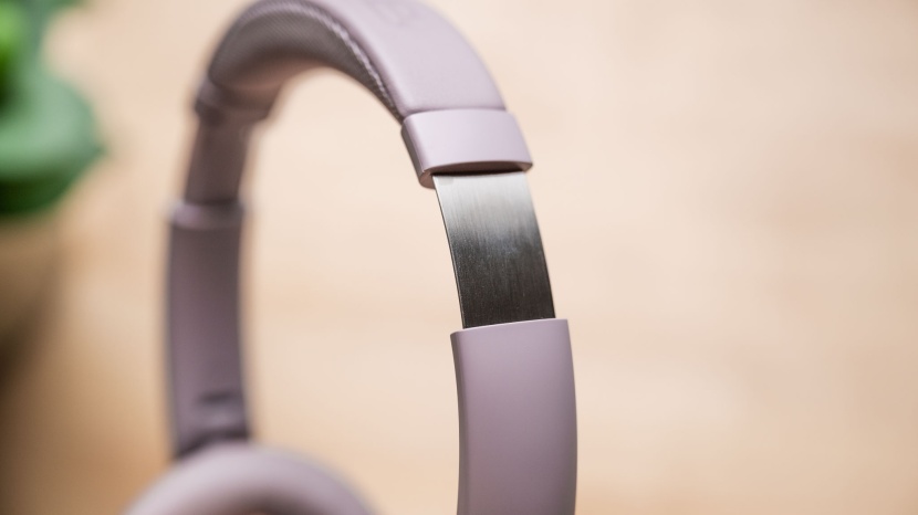 the jbuds have an adjustable headband.