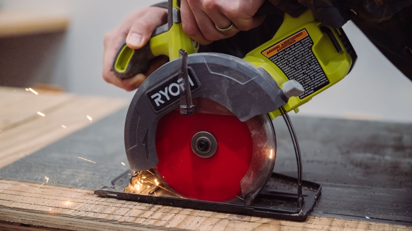 ryobi pcl500b - though the ryobi pcl500b can cut through metal, it's quite slow.