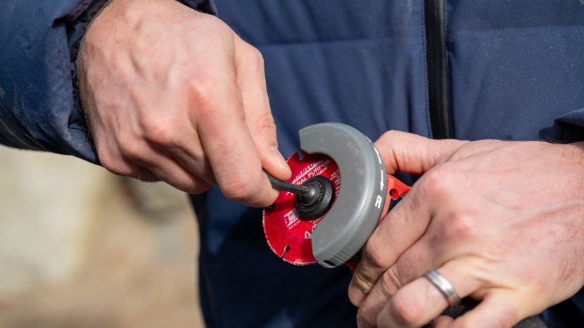 circular saw - the milwaukee 2522-20 can cut with its blade spinning forward or...