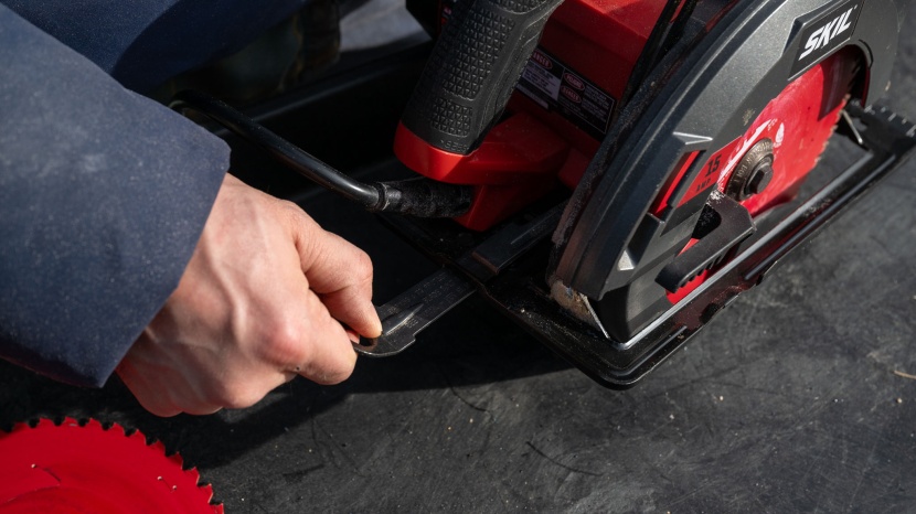 skil 5280-01 - the blade change tool can be difficult to remove.