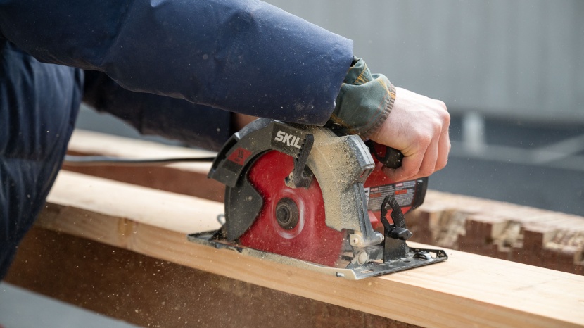 skil 5280-01 - the integrated laser sight guide helps to easily make straight cuts.