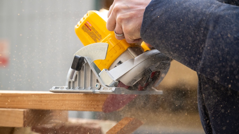 dewalt dcs391b - angled cuts can be made from 0 to 50 degrees with the dewalt...