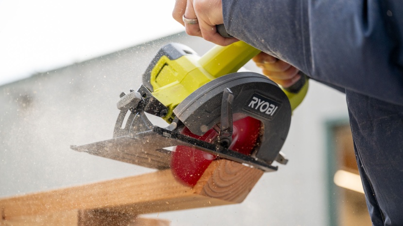 we timed how long it took for each saw to make bevel cuts...