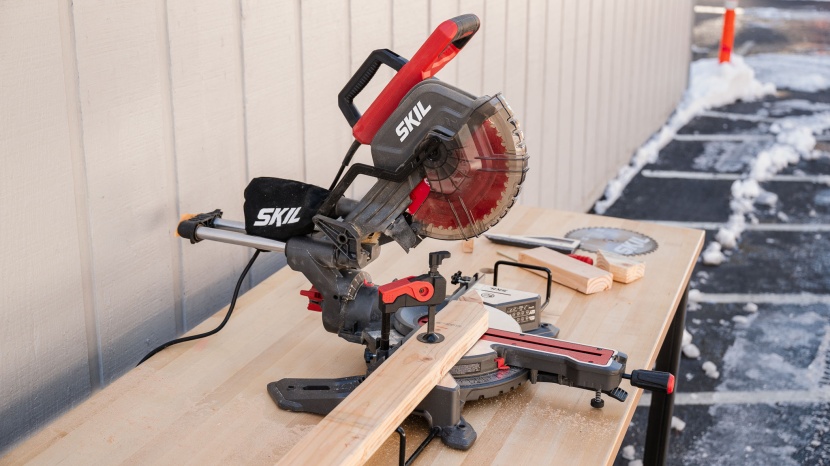 the skil has a wide miter range of 51-degrees to the left and right.