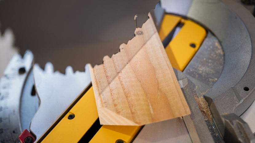 the dws780 casts a shadow of the cut line, which helps us line up...