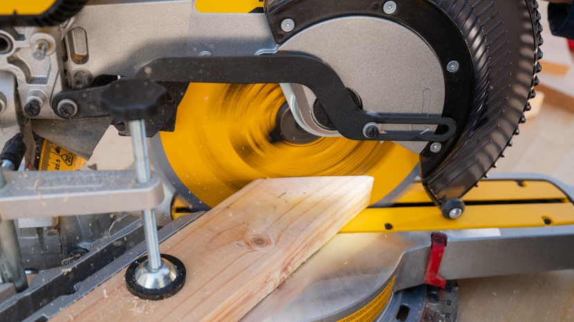 the dws780 has a wide miter range - 60 degrees to the right and 50...