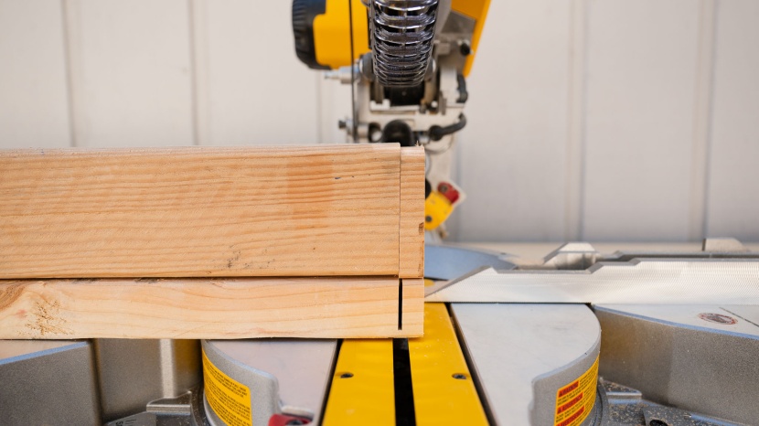 the dws780 has excellent vertical cut capacity at 90-degrees...