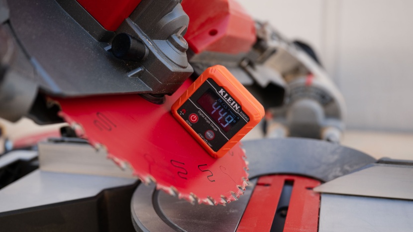 milwaukee m18 fuel 10-inch dual bevel sliding compound 2734-21 - straight out of the box, the blade angle positive stops on the...