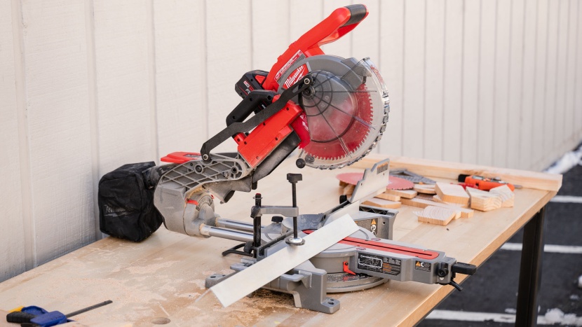 milwaukee m18 fuel 10-inch dual bevel sliding compound 2734-21 - the included clamp is highly adjustable and can be moved from left...