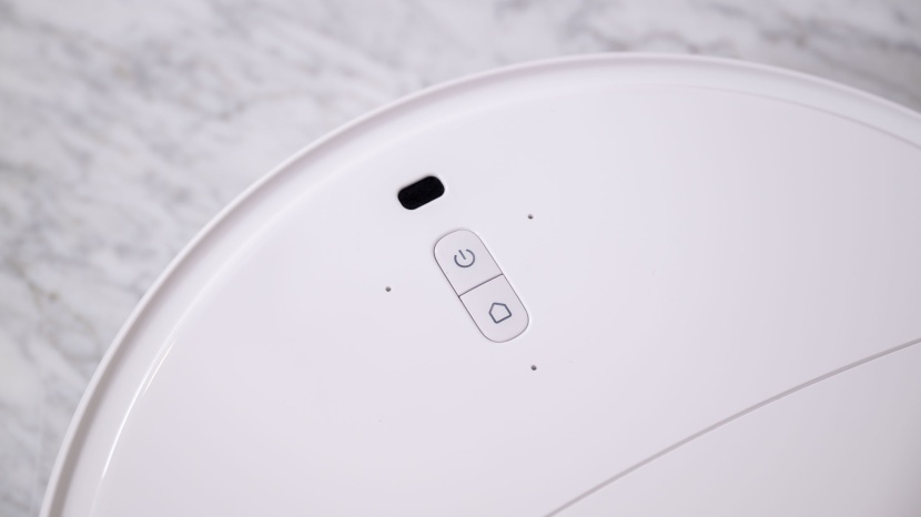 roborock qrevo curvx - just two buttons are on board the qrevo curvx.