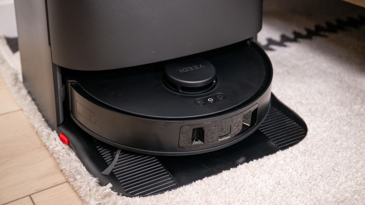 Yeedi M12 PRO+ Review (Resting between tasks, the Yeedi M12 PRO+ sits in its dock, ready for the next round of cleaning.)