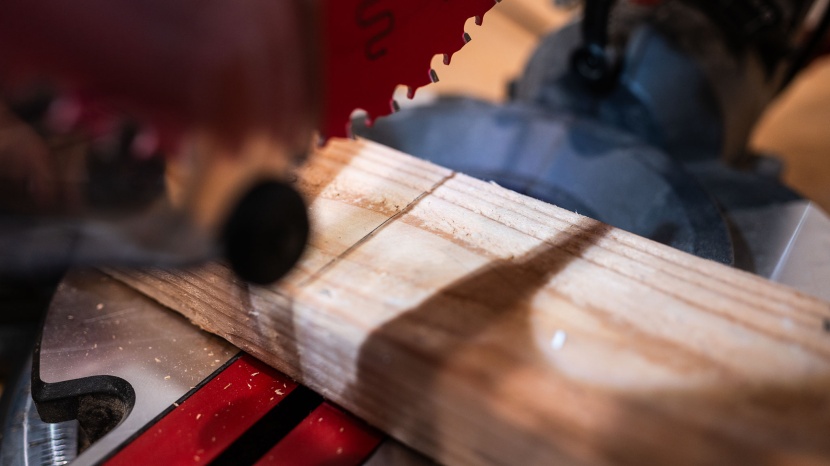 the skil ms6305-00 includes a handy shadow cut line for precise...