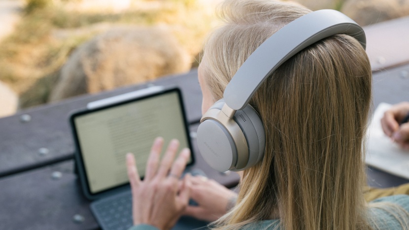 noise cancelling headphones - the bose ultra combines excellent noise-dampening technology with a...